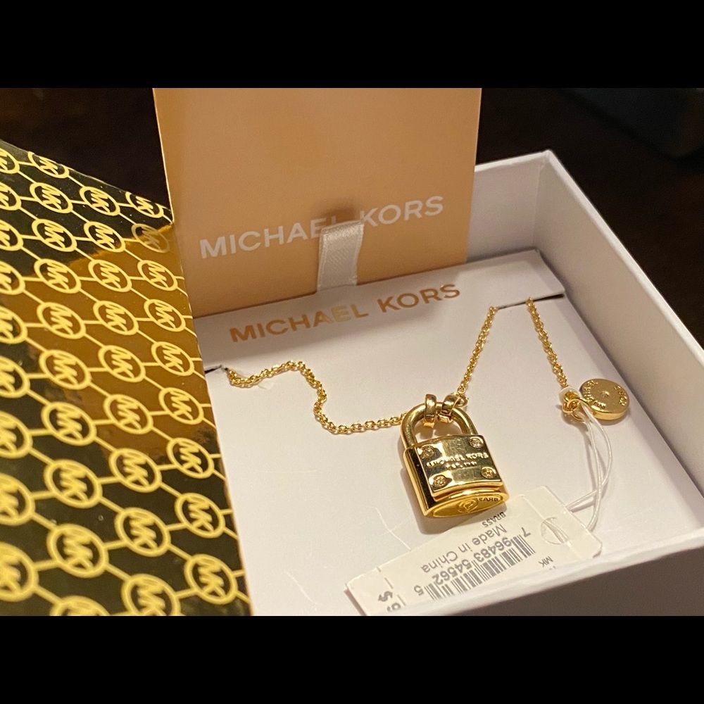 Michael kors necklace nwt very nice